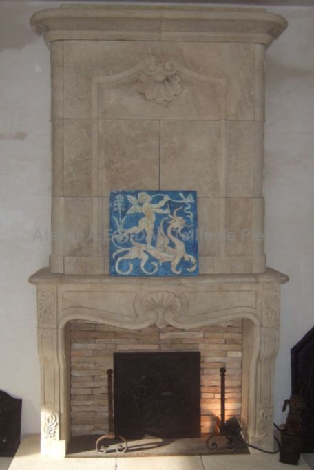 Cheminée en pierre de style Régence, par l'entreprise artisanale Atelier Bidal.