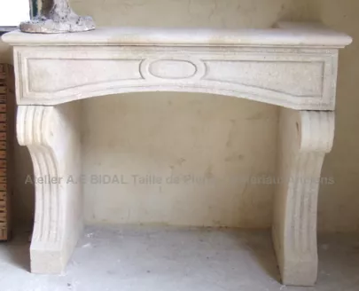 Classic French mantel piece in carved limestone - Atelier Alain BIDAL (Provence)