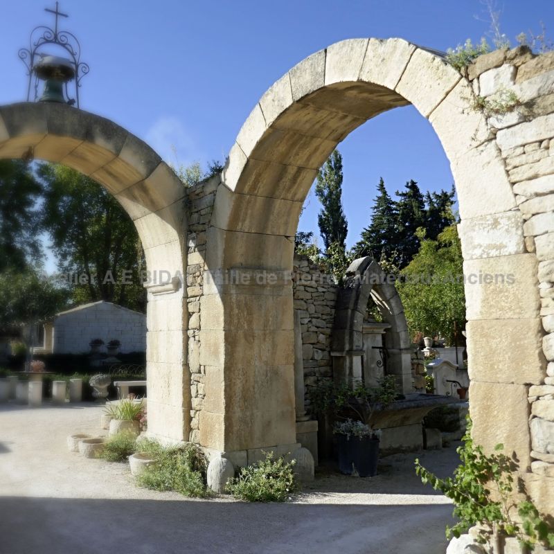 Natural stone vault hand-crafted in Provence by Atelier Alain Bidal.