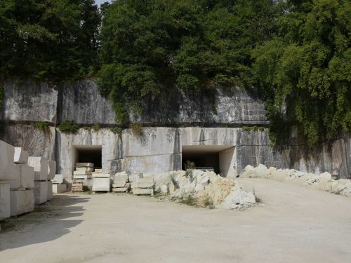 Nous utilisons la pierre d'Avy pour toutes nos réalisations en taille de pierre.