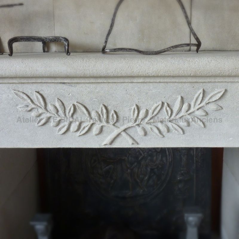 Détail de la sculpture faite à la main sur le linteau de notre cheminée provençale en pierre - Atelier Alain BIDAL (Provence)