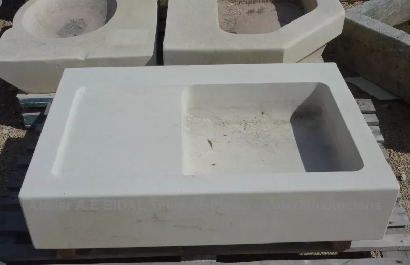 Elegant kitchen sink carved in white limestone - Atelier Alain BIDAL ( Provence)