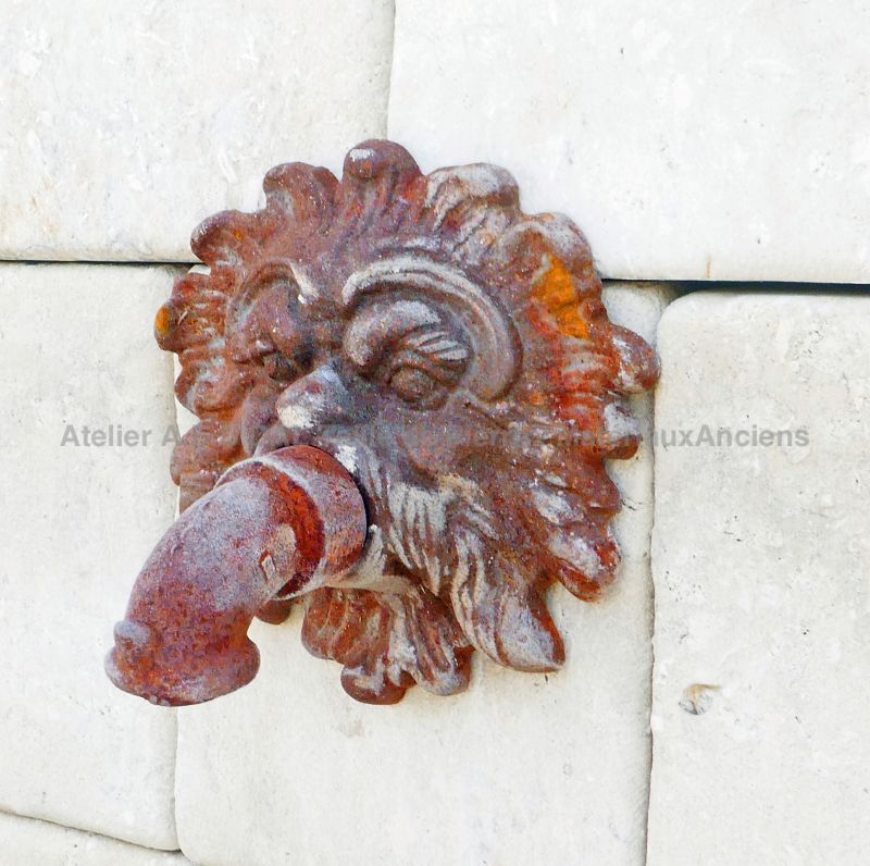 Belle gargouille ancienne sur notre fontaine de Provence en pierre : Atelier Alain BIDAL (Provence)