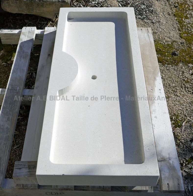 Fabricant d'éviers pour cuisine en pierre calcaire sur mesure : Atelier Alain Bidal - Provence.