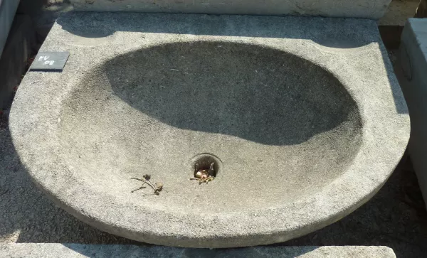 Lavabo en pierre naturelle - par le tailleur de pierre Bidal spécialiste dans la création de mobilier de salle de bain.