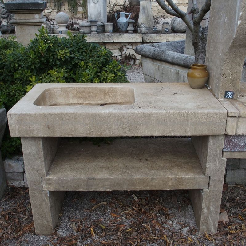 Bel évier en pierre appartenant à notre ensemble Bidal pour cuisine d'été - Atelier Alain Bidal (Provence)