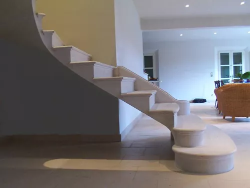 Magnifique exemple d'un escalier en pierre de taille réalisé manuellement par les artisans tailleurs de pierre de l'atelier Bidal dans le Vaucluse.