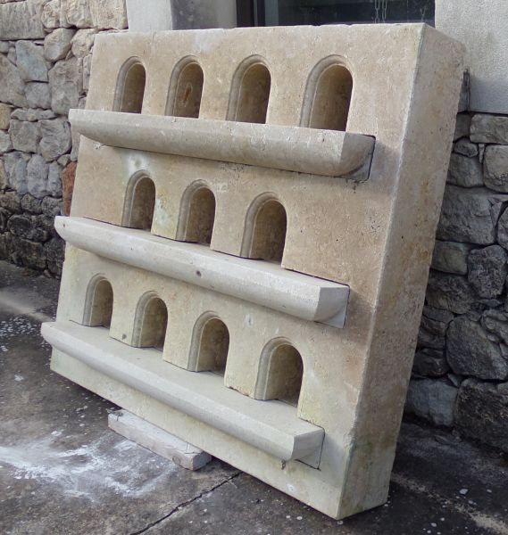 Plaque de pigeonnier en pierre d’Avy avec 11 boulins cintrés - Atelier Alain BIDAL, Provence