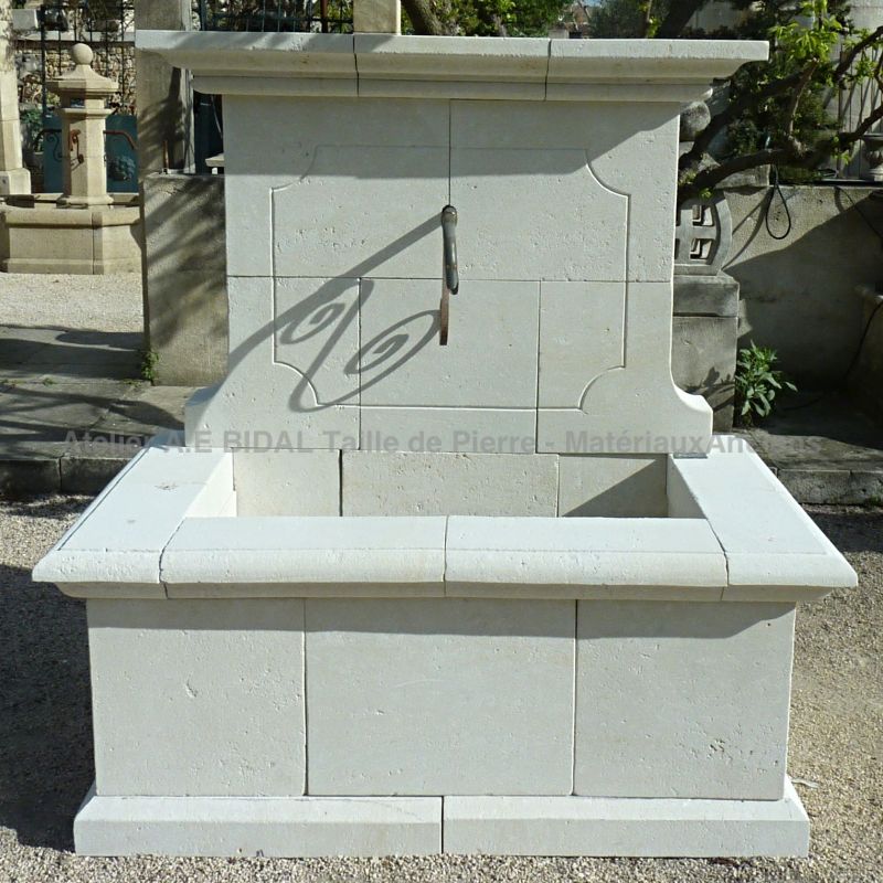 Fontaine de jardin décorative et pratique confectionnée artisanalement en pierre de taille.