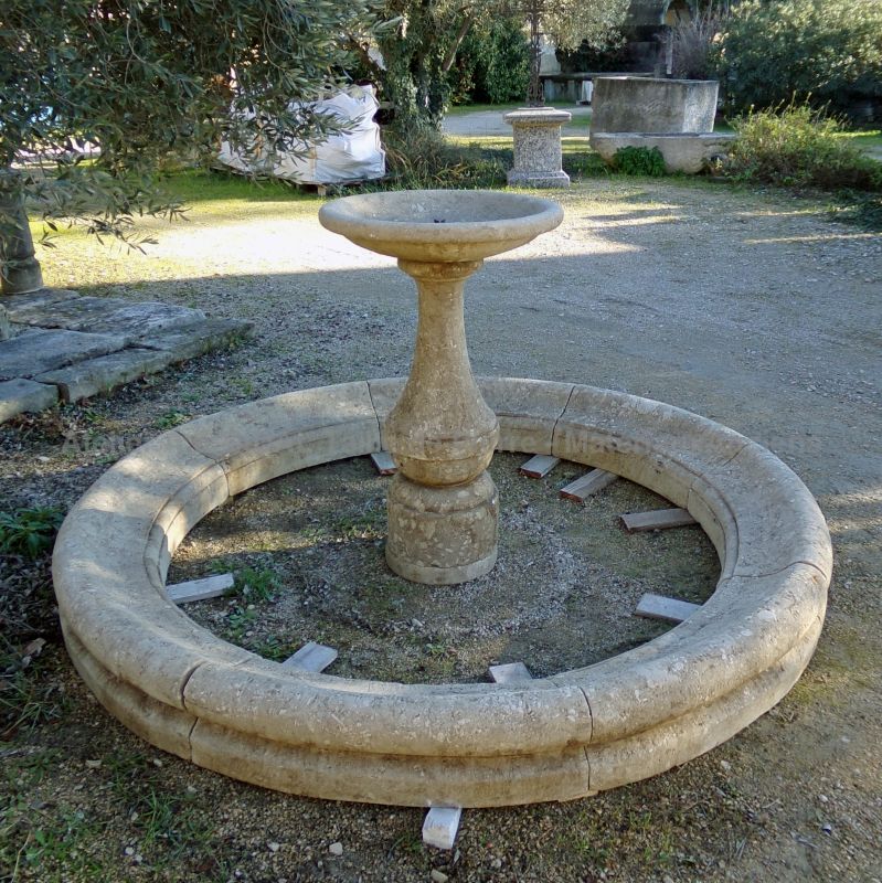 Fontaine ronde en pierre calcaire avec vasque sur pied - Atelier Alain BIDAL (Provence)