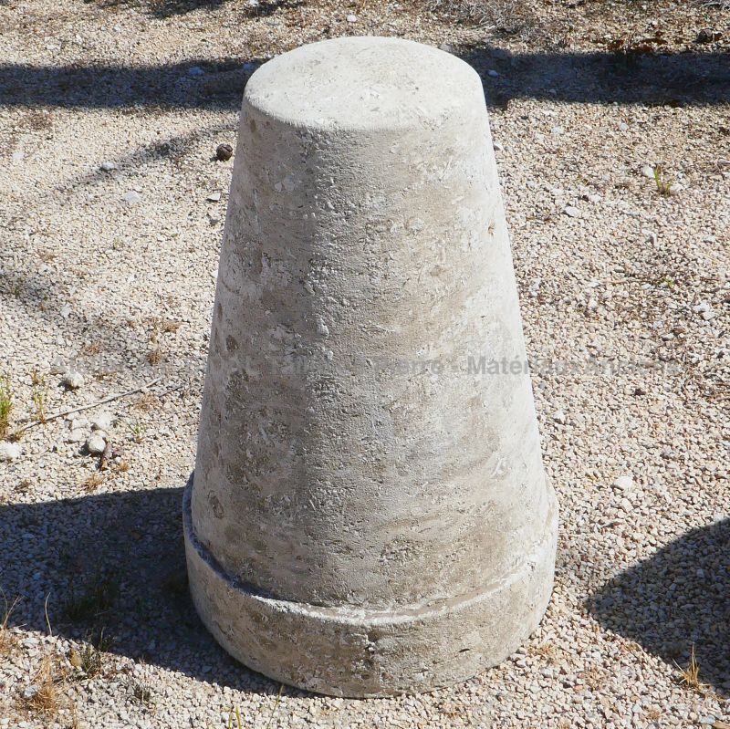 Carved natural limestone post-stone - Conical garden ornament by Atelier Alain Bidal (Provence)