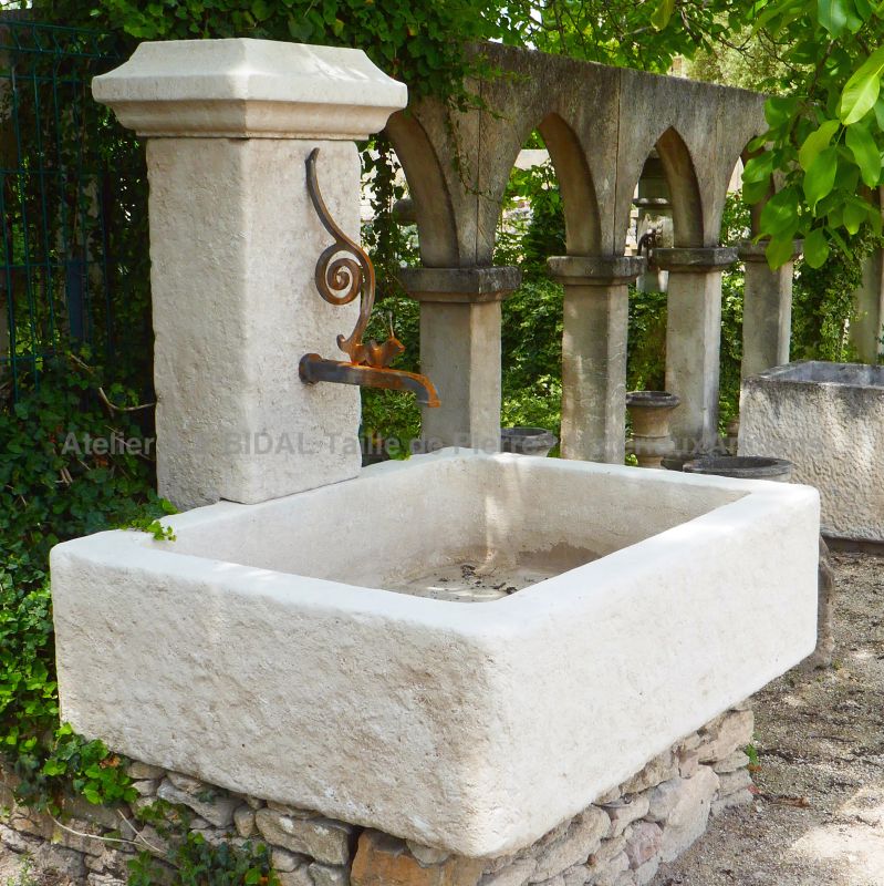 Fontaine murale avec bac massif en pierre naturelle - Atelier Alain Bidal (Provence)