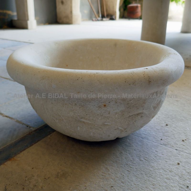 Round bathroom sink in natural stone by the stonemason Alain BIDAL (Provence)