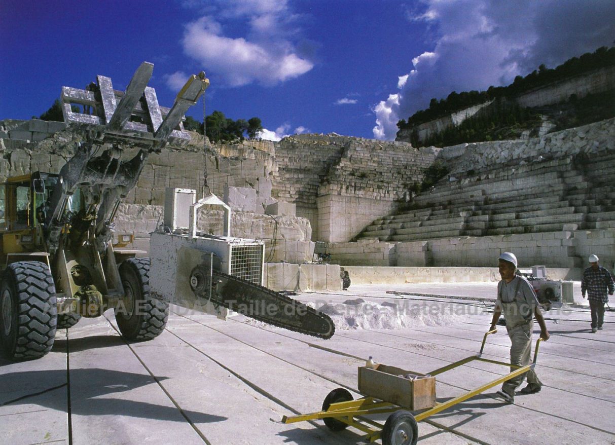 Pierre d'estaillades, la pierre de provence, une pierre naturelle française idéale pour cheminées et fontaines.