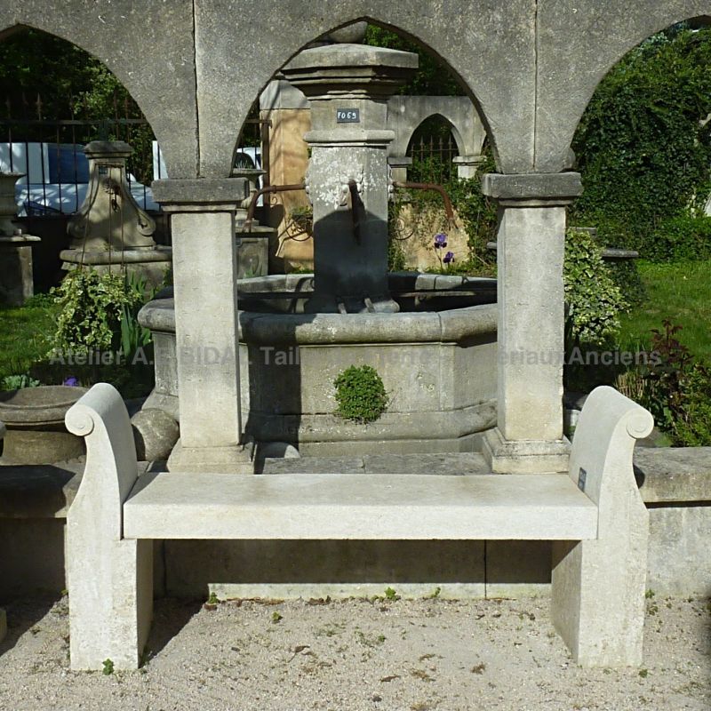 Long banc en pierre à accoudoirs des ateliers de taille de pierre Alain Bidal en Provence.