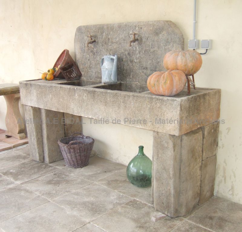 Cuisine d'été : mobilier en pierre pour l'extérieur de l'atelier Alain Bidal (Provence)