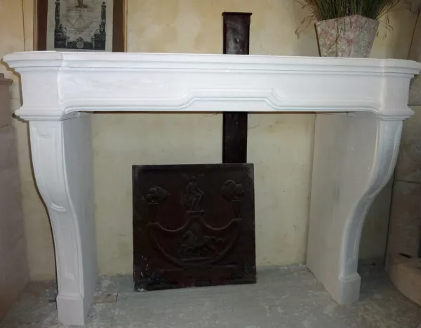 Louis XIV classic mantelpiece carved in the natural stone of Estaillades - Atelier Alain BIDAL (Provence)