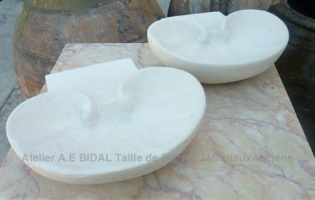 Petite vasque en pierre porte-savon pour une décoration en pierre élégante d'une salle de bain design ou autre petit espace.