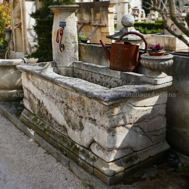 The stonemason Alain Bidal introduces this corner fountain made in natural limestone.
