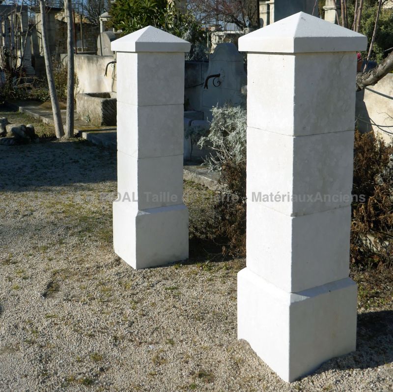 Small pillars in natural stone crafted by our stone mason in Provence