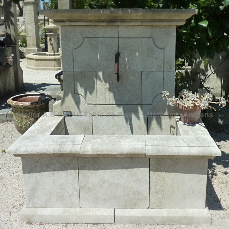Fontaine de jardin décorative au design sobre - Atelier Alain BIDAL (Provence)
