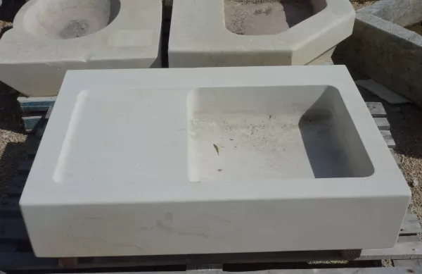 Elegant kitchen sink carved in white limestone - Atelier Alain BIDAL ( Provence)