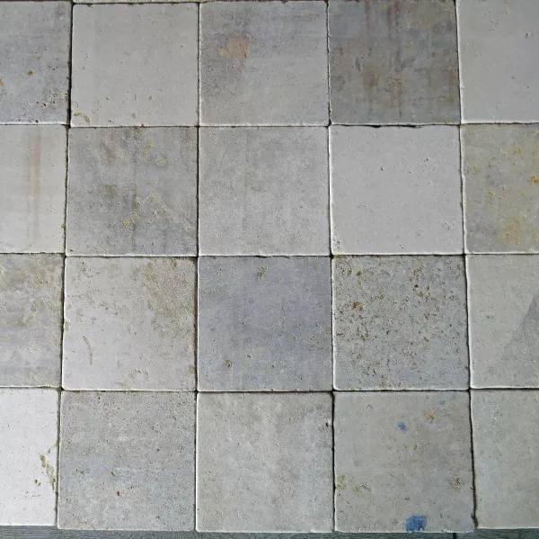 Dallage Massangis Beige clair vieilli en dallettes de 20x20cm pour extérieur ou intérieur par le tailleur de pierre Alain BIDAL