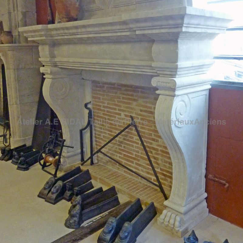 Belle cheminée de style en pierre d'Estaillades par le tailleur de pierre Alain BIDAL