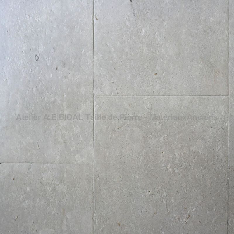 Dallage en pierre naturelle pour l'extérieur | Margelle piscine ou terrasse en pierre par exemple.