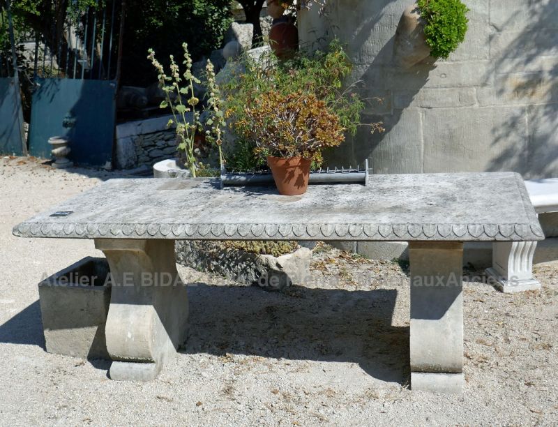 Le tailleur de pierre provençal Alain Bidal vous présente cette table en pierre naturelle pour 8 personnes.