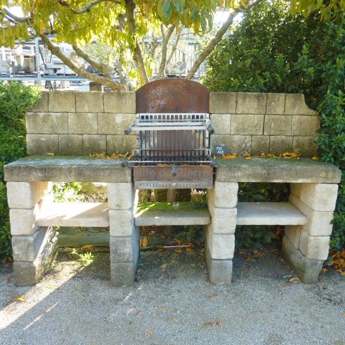 Quality outdoor garden furniture in carved limestone by the stone cutter Alain BIDAL, Provence