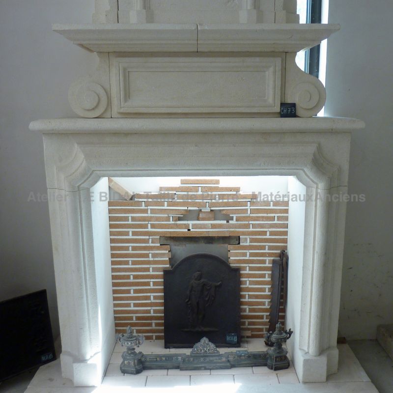 Successful reissue by the stone-mason of the Alain Bidal workshop of a Louis XIII mantelpiece