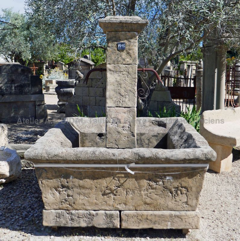 Grande fontaine de village d'antan en pierre naturelle de Provence en vente chez le tailleur de pierre Alain BIDAL.