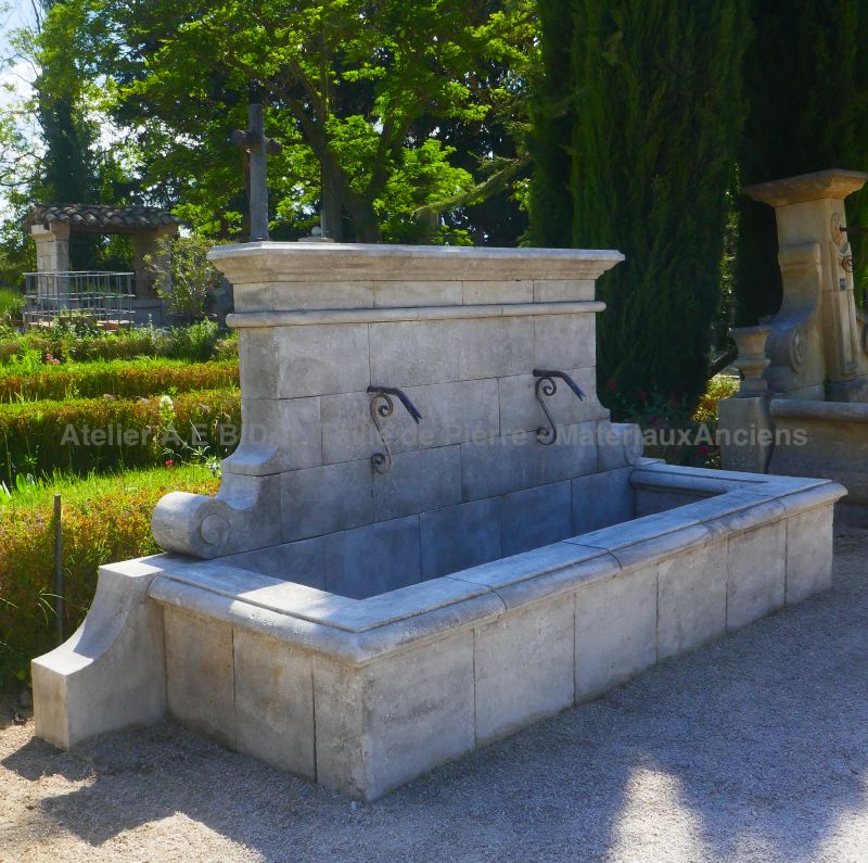 Fontaine de jardin en pierre - Fontaine murale des Ateliers Alain BIDAL (Provence)