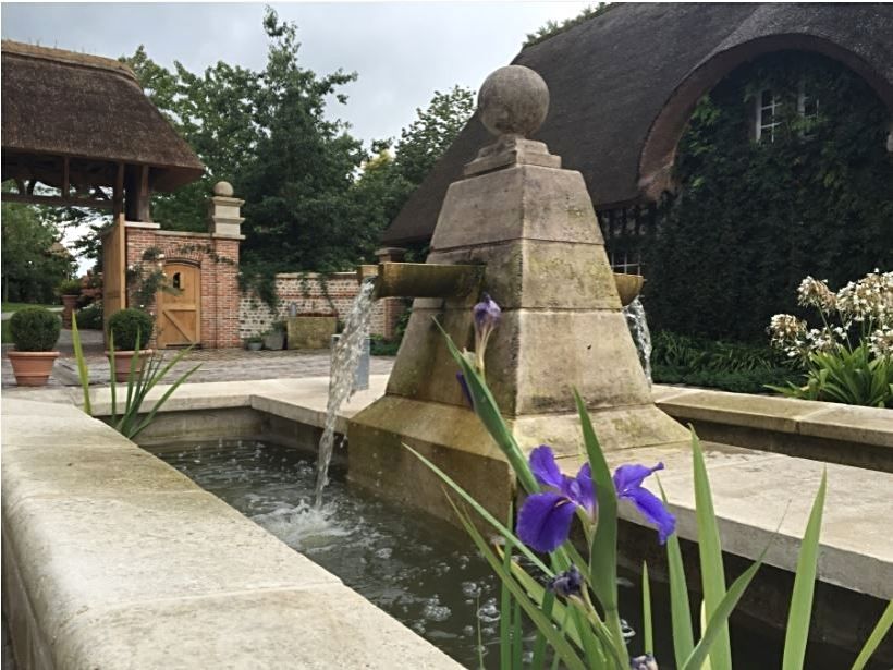 L'Atelier de taille de pierre Alain Edouard Bidal mis en avant par son ami Christophe Delaune du Domaine d’Ablon. Réalisation de fontaines et lavoirs en pierre, des cheminées gothiques en pierre, des encadrements de portes et de fenêtres.