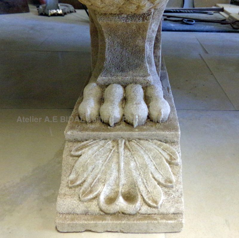 Mobilier exceptionnel en pierre : table avec griffons sculptés - Atelier Alain BIDAL (Provence)