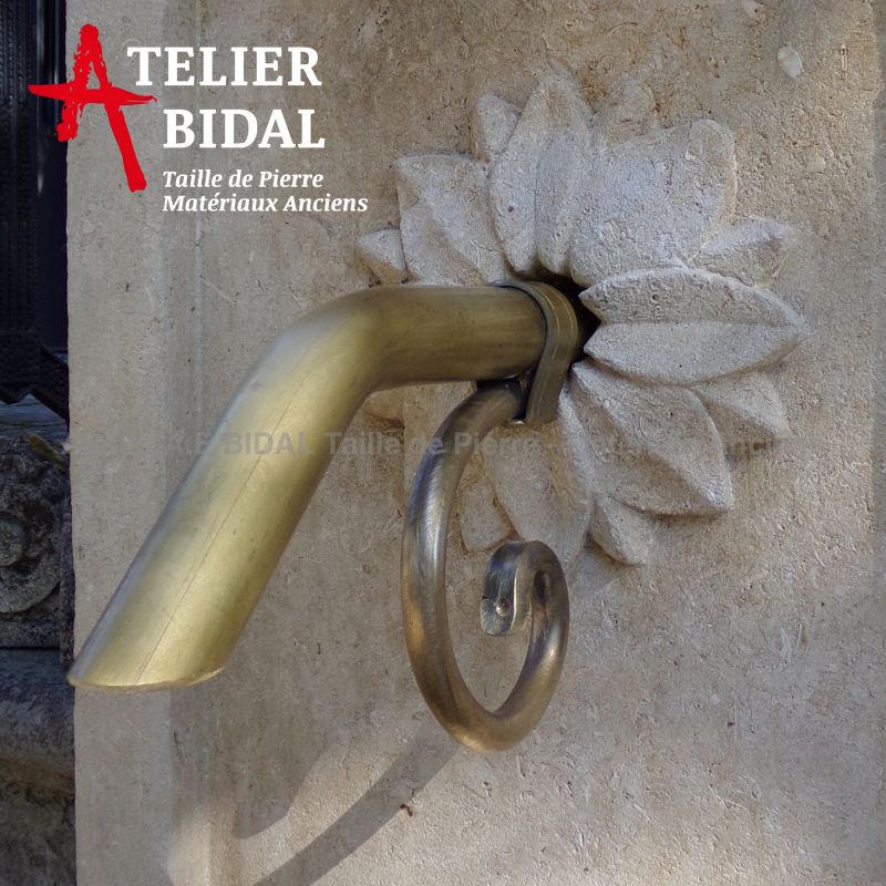 Sortie d'eau en laiton pour fontaine de jardin en pierre - Atelier Alain BIDAL (Provence)