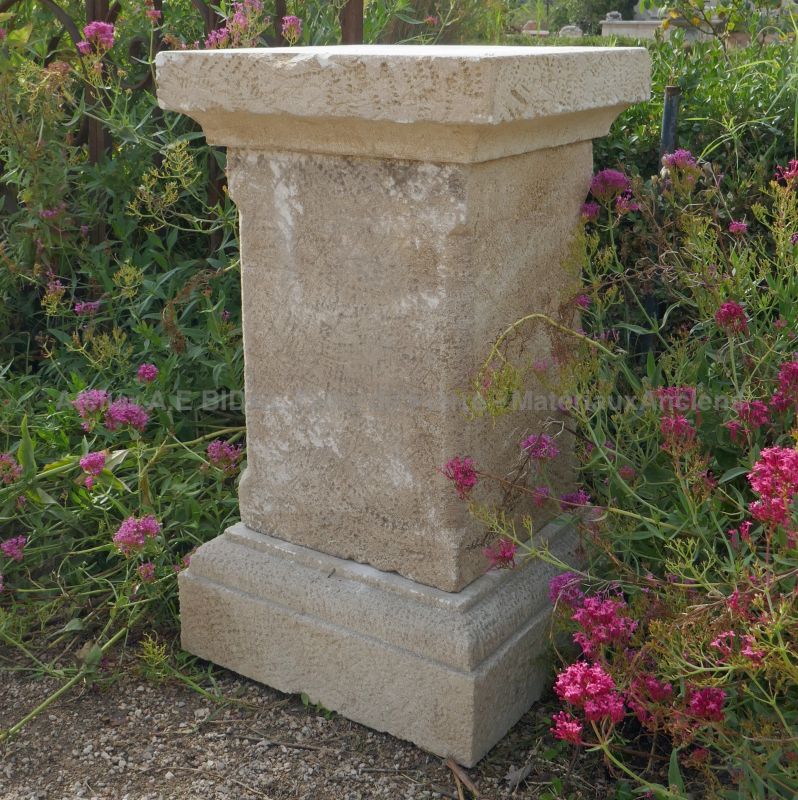 Socle en pierre de Provence pour statue ou vase : piédestal en pierre naturelle.