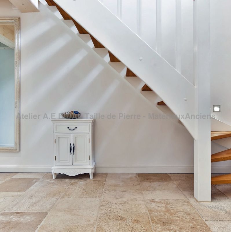 Dallage rustique en pierre de Bourgogne par Atelier Alain BIDAL