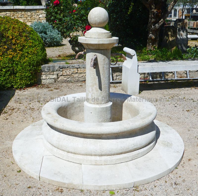 Belle fontaine de jardin dans un style traditionnel et rustique : Atelier Alain BIDAL (Provence)