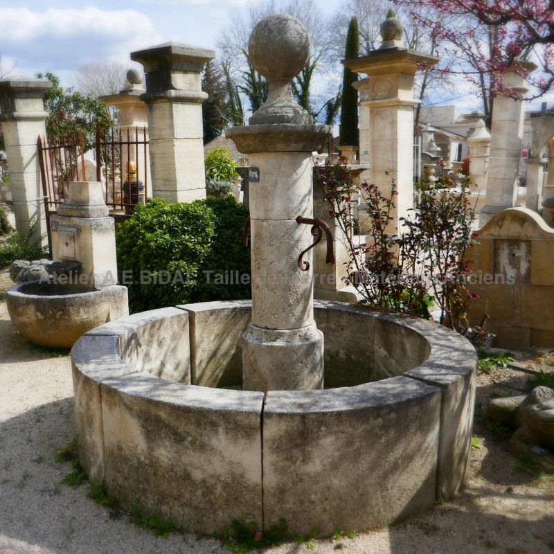 Garden fountain in natural stone with column and round basin - Atelier Alain BIDAL (Provence)