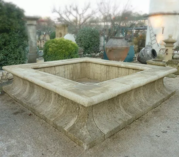 Beau et grand bassin de jardin par le tailleur de pierre Alain Bidal dans le Vaucluse.