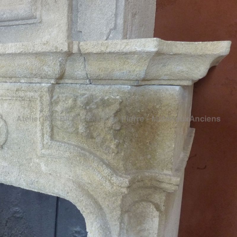 La pierre d'Estaillades, une pierre de choix pour une cheminée de style Louis XIV - Atelier Alain BIDAL (Provence)