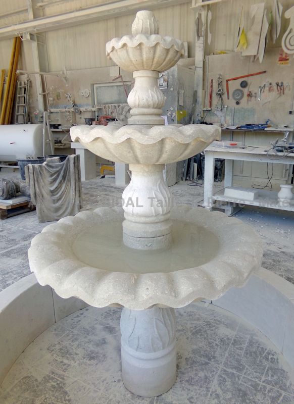 Our artisan stone cutter in Provence Alain BIDAL presents this central 3-tier garden fountain in stone