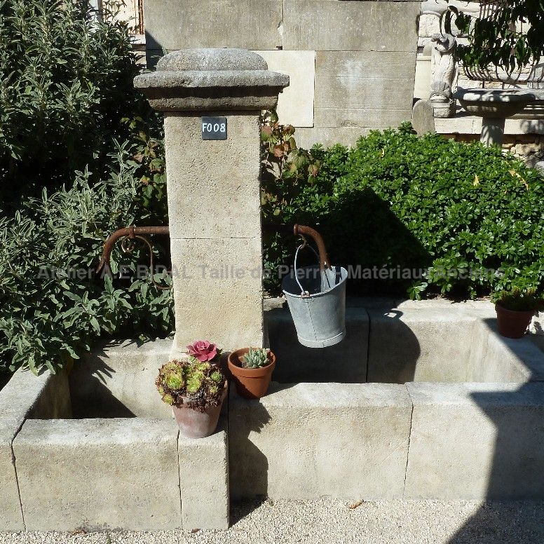 Charming fountain with large basin in carved limestone - Atelier Alain BIDAL (Provence)