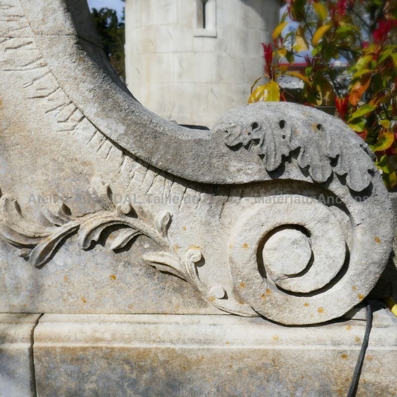 Détail des fines sculptures faites à la main sur notre fontaine murale en pierre de style Renaissance - Atelier Alain BIDAL.