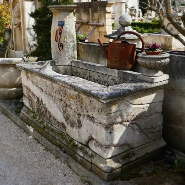 L'artisan tailleur de pierre Alain Bidal vous présente cette fontaine en pierre d'angle.