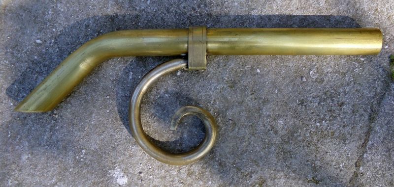 Bec de fontaine : sortie d'eau avec volute en laiton – Atelier Alain BIDAL (Provence)