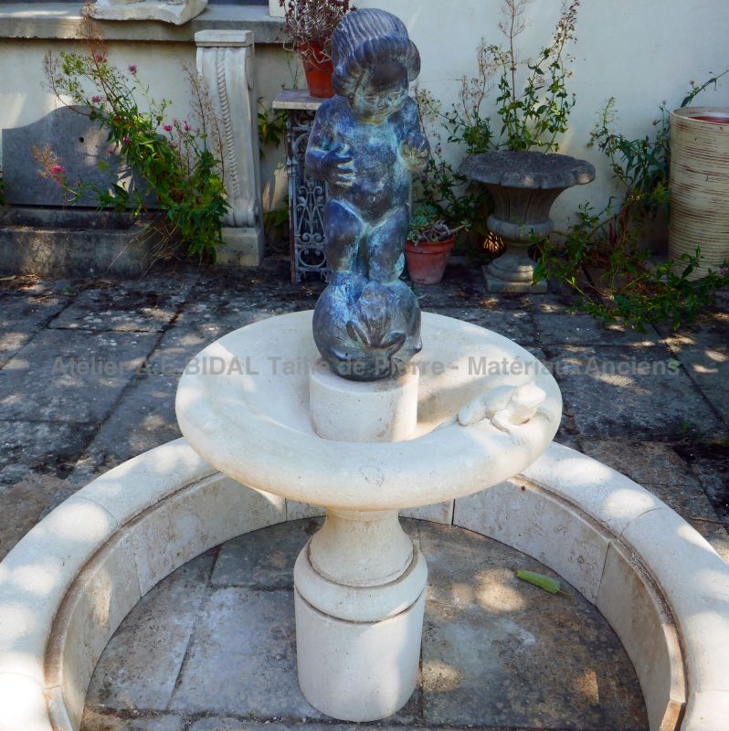 Bassin avec putto , vasque et grenouille sculptée : Atelier Alain BIDAL (Provence)