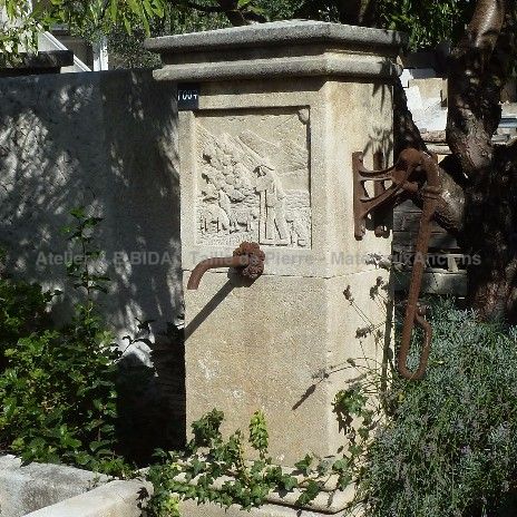 Rustic fountain of Provence in natural stone by the atelier Alain BIDAL (Provence)